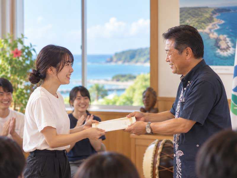 沖永良部島で修了証を受け取る学生