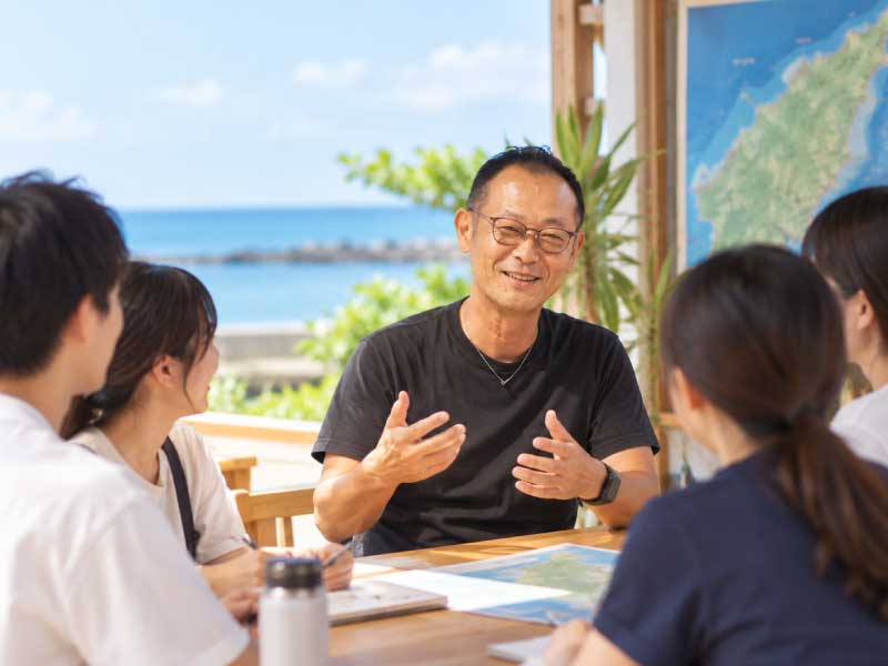 沖永良部島で島の人と出会い、話を聞く様子